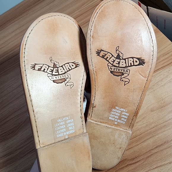 Freebird Size 7 White Leather Sandals with Star and Moon Cutouts - Picture 6 of 7